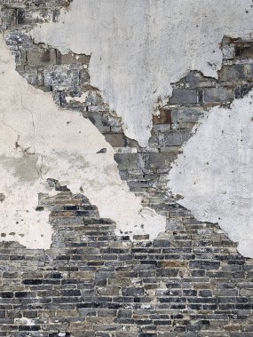 Beyaz çimento alanları olan eski tuğla duvar arkası ve diğerleri gri tuğlalı Asyalı Çin tarzını görebilir..