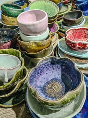 Birkaç porselen el yapımı seramik kaplar, çay fincanları, Çin 'de bir köydeki kupalar..