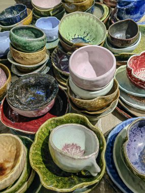 Birkaç porselen el yapımı seramik kaplar, çay fincanları, Çin 'de bir köydeki kupalar..