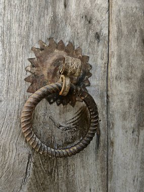 Kahverengi, ahşap bir kapı üzerinde, Çin tarzı bronz demir bir Çin tarzı kapı dolabı.