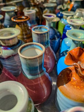 Birkaç porselen el yapımı seramik kaplar, çay fincanları, Çin 'de bir köydeki kupalar..