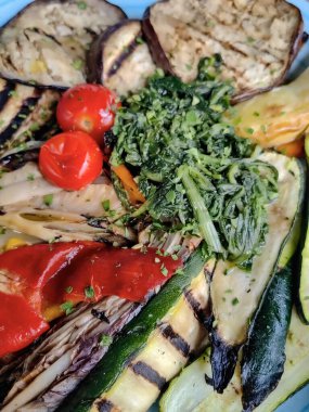 Buharda pişirilmiş sebzeler, izole edilmiş, yakın plan. İzole edilmiş arka planda buğulanmış sebzeleri kapatın..