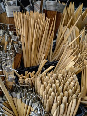 Potter aletleri. Üç seramik fincanda ahşap kazıyıcılar, püsküller ve çömlekçilik atölyesinin yakın çekimi için istiflenmiştir.