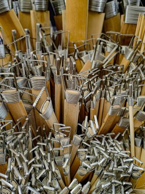 Potter aletleri. Üç seramik fincanda ahşap kazıyıcılar, püsküller ve çömlekçilik atölyesinin yakın çekimi için istiflenmiştir.