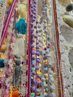 Pencerenin üzerinde çok renkli tel perdeler (lif perdesi) var. Arka planda ev bitkileri var. Seçici odaklanma. Yatay ev tasarımı arkaplanı