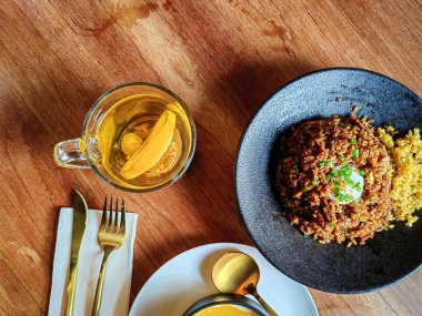 Biftek baharatlı köri pilavı, baharatlı tavuk baharatlı köri pilavı, balkabağı çorbası, kızarmış Yuan tavuğu, karışık baharatlı ve sarımsaklı mantar ve Çin yosunu çorbası..