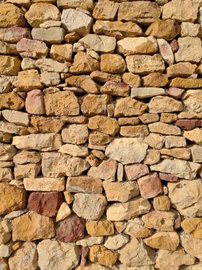 Taş duvar bir doku olarak. Bahçeli bir villanın asma ya da duvar örtüsü