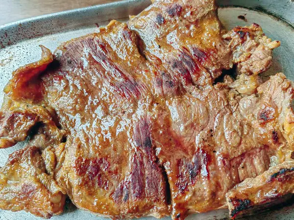 Beyaz tabakta taze sebze salatasıyla ızgara domuz eti. bir yatay görünümün üst görüntüsü