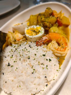 Hint tereyağlı tavuk, kase içinde pilav, baharatlar, siyah arka plan. Mesaj için yer var. Tereyağlı tavuk, geleneksel Hint yemeği. Üst Manzara. Tavuk... Hint mutfağı konsepti. Genel giderler