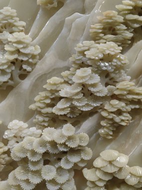 Duvar için kullanılan dev bir yeşim taşı mermer Çin tarzı sanat heykelini kapatın..