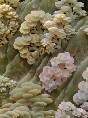 Duvar için kullanılan dev bir yeşim taşı mermer Çin tarzı sanat heykelini kapatın..