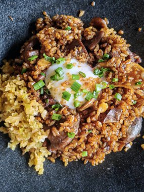 Lezzetli pilavın yakın çekimi. Etli pilav. Tavuk, sebze ve mantarlı pilav.