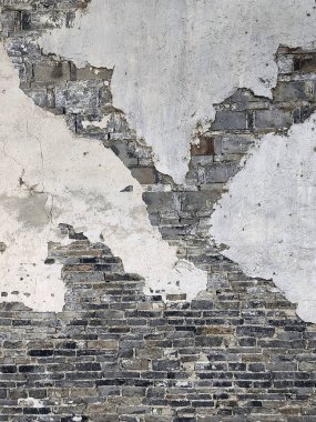 Beyaz çimento alanları olan eski tuğla duvar arkası ve diğerleri gri tuğlalı Asyalı Çin tarzını görebilir..