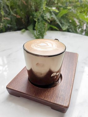 Sonbahar yaprakları ve kahve fincanı. Sonbahar sahnesi. Sonbahar yaprakları, sıcak bir fincan kahve ve ahşap masa arkasında sıcak bir eşarp. Mevsimlik, sabah kahvesi, pazar günü dinlenme ve hayat konsepti.