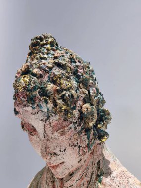 Kil seramik çömlekten yapılmış renkli bir Çin operası figürü..