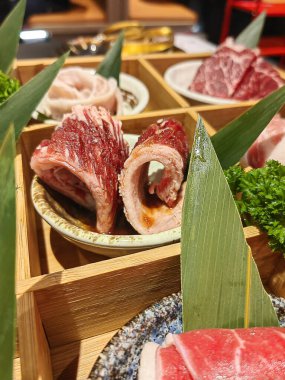 Çeşitli Çin yemekleri seti. Çin eriştesi, kızarmış pirinç, hamur tatlısı, pekin ördeği, Çin böreği, Çin böreği..