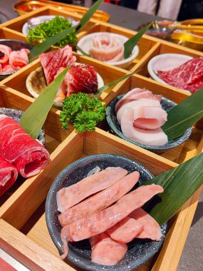 Çeşitli Çin yemekleri seti. Çin eriştesi, kızarmış pirinç, hamur tatlısı, pekin ördeği, Çin böreği, Çin böreği..