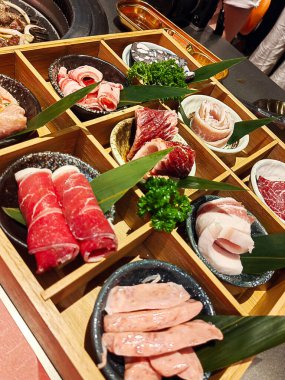 Çeşitli Çin yemekleri seti. Çin eriştesi, kızarmış pirinç, hamur tatlısı, pekin ördeği, Çin böreği, Çin böreği..