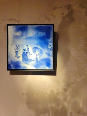 Beton bir duvarda seramik siyah çerçeveye boyanmış mavi Çin tarzı..