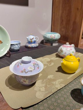 Servis tepsisinde küçük çay demliği, süt ve şeker kasesi olan antika çin fincanları..