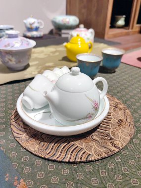 Servis tepsisinde küçük çay demliği, süt ve şeker kasesi olan antika çin fincanları..