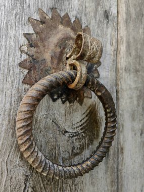 Kahverengi, ahşap bir kapı üzerinde, Çin tarzı bronz demir bir Çin tarzı kapı dolabı.