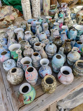 Birkaç porselen el yapımı seramik kaplar, çay fincanları, Çin 'de bir köydeki kupalar..