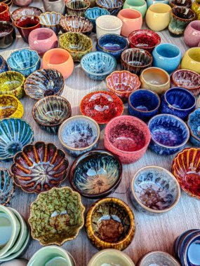 Birkaç porselen el yapımı seramik kaplar, çay fincanları, Çin 'de bir köydeki kupalar..