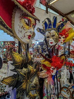 Venedik, İtalya 'da bir maske dükkanının duvarına asılmış düzinelerce renkli geleneksel maske.