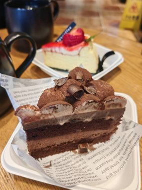 Bir parça çikolata bir tabağa konur ve tatlı sırasında tüketilmeye hazır hale getirilir.