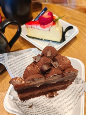 Bir parça çikolata bir tabağa konur ve tatlı sırasında tüketilmeye hazır hale getirilir.