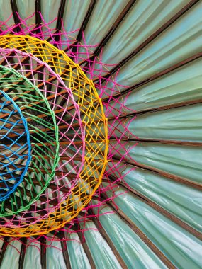 Eski şemsiye ve şemsiyelerin ayrıntıları Çin tarzında ve antik çağlarda el yapımıydı..