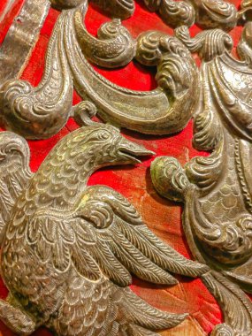 Eski bir tahtta oyulmuş metalik dekoratif elementler koleksiyonu..