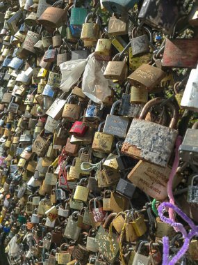 Bridge Sanat 'taki dolaplar aşkı simgeliyor. 1 Aralık 2012' de Paris 'te..