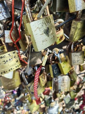 Bridge Sanat 'taki dolaplar aşkı simgeliyor. 1 Aralık 2012' de Paris 'te..