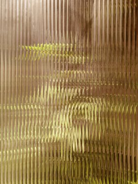 Sisteki buzlu camın arkasındaki tropikal bambu ağaçları. Yeşil bitkilerin dekorasyonu, arka plan. Şey... Doğal egzotik tasarım..