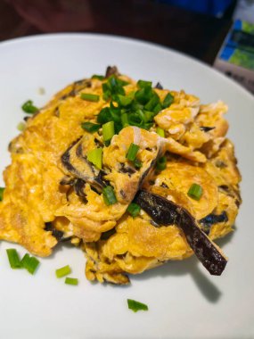 Lezzetli morel mantarlı yumurta, otlu ve tabakta garnitür.