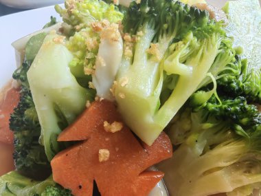 Beyaz arka plan üzerinde izole Dondurulmuş sebzeler