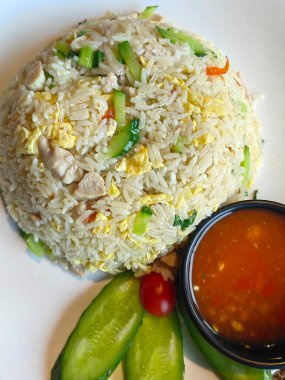 Sebze pilavı ya da pirinç kasede servis edilen, seçici bir odak noktası.