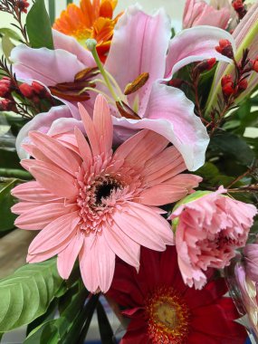 Renkli, zengin ve zarif. Ev dekorasyonu için doğal çiçekler..