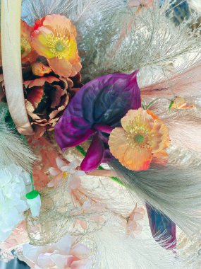 Renkli, zengin ve zarif. Ev dekorasyonu için doğal çiçekler..