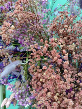 Alışılmadık yaz çiçekli, pürüzsüz desen. Bahçe şakayıkları. Siyah arka planda mavi ve pembe çiçekler. Kumaş, tekstil, kağıt, duvar kağıdı, iç dekorasyon şablonu. Eski.