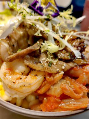 Avokado, tavuk fileto ve kiraz domatesli haşlanmış bıldırcın yumurtası, arka planda hafif bir kahvaltı, pankart, menü, yazı için tarif yeri, üst görünüm.