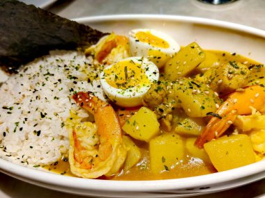 Hint tereyağlı tavuk, kase içinde pilav, baharatlar, siyah arka plan. Mesaj için yer var. Tereyağlı tavuk, geleneksel Hint yemeği. Üst Manzara. Tavuk... Hint mutfağı konsepti. Genel giderler