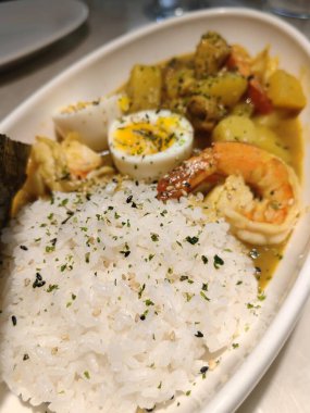 Hint tereyağlı tavuk, kase içinde pilav, baharatlar, siyah arka plan. Mesaj için yer var. Tereyağlı tavuk, geleneksel Hint yemeği. Üst Manzara. Tavuk... Hint mutfağı konsepti. Genel giderler