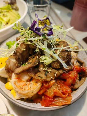 Avokado, tavuk fileto ve kiraz domatesli haşlanmış bıldırcın yumurtası, arka planda hafif bir kahvaltı, pankart, menü, yazı için tarif yeri, üst görünüm.