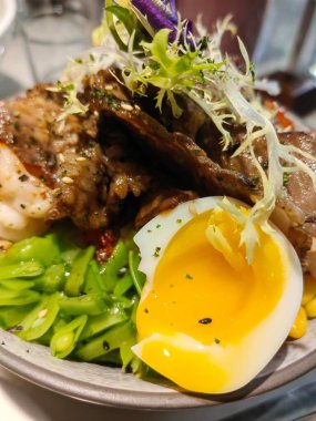 Avokado, tavuk fileto ve kiraz domatesli haşlanmış bıldırcın yumurtası, arka planda hafif bir kahvaltı, pankart, menü, yazı için tarif yeri, üst görünüm.