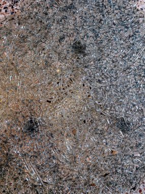 Yanardöner renklerin karışımından oluşan ruhani bir tasarım koyu arkaplan ile cam dokuda kırılıyor.