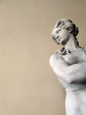 Çıplak bir kadının antik mermer heykeli. Antik çıplak kadın heykeli. Beyaz arkaplanda izole edilmiş heykel