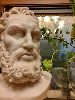 Eski bir mermer heykelin ayrıntıları. Klasik antik taş heykel..